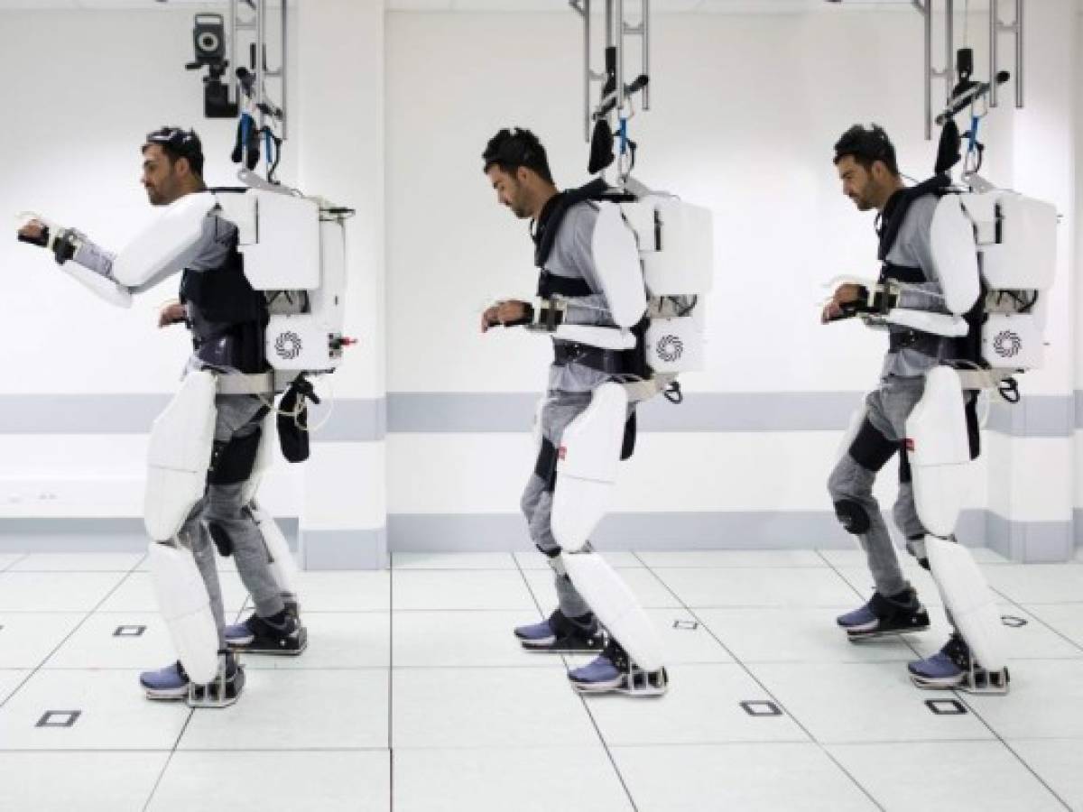 Tetrapléjico logra caminar gracias a exoesqueleto conectado al cerebro