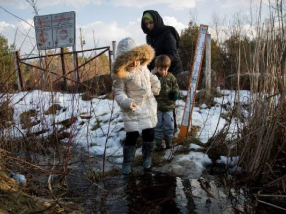 HEMMINGFORD, QUEBEC - FEBRUARY 23: A family from Turkey crosses the U.S.-Canada border into Canada, February 23, 2017 in Hemmingford, Quebec. In the past month, hundreds of people have crossed Quebec land border crossings in attempts to seek asylum and claim refugee status in Canada. Drew Angerer/Getty Images/AFP