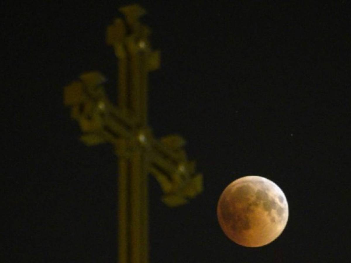 Así fue el eclipse lunar más largo del siglo XXI