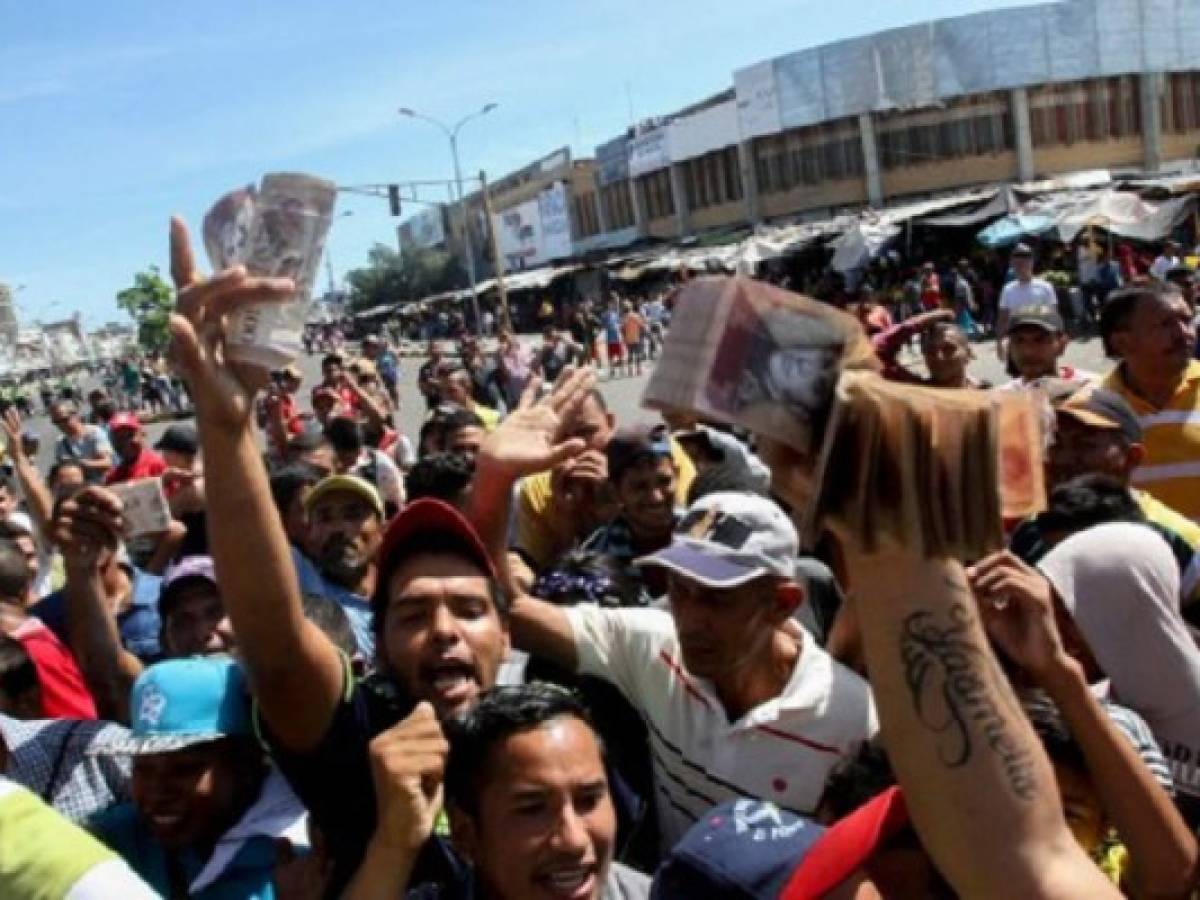 Caos y saqueos en Venezuela por falta de billetes