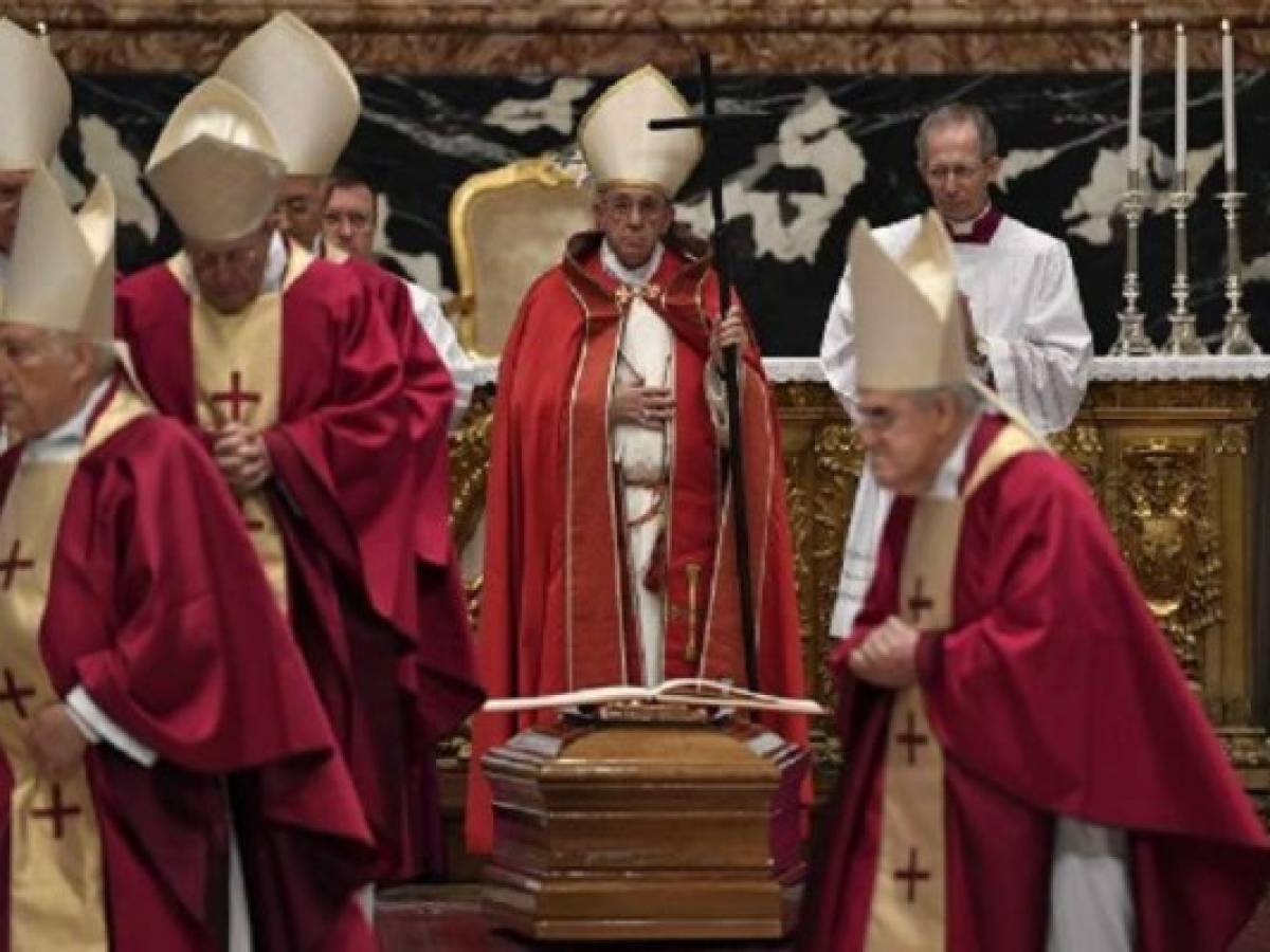 Pope Francis (C) attends the funeral mass for US cardinal Bernard Law on December 21, 2017 at St Peter's basilica in Vatican. Cardinal Bernard Law, one of the most influential Catholic prelates in the United States until he resigned in disgrace for covering up decades of sexual abuse, died on December 20, 2017 in Rome. He had moved there after his 2002 resignation as the abuse scandal unleashed a major crisis in the Catholic Church that continues to reverberate around the world. / AFP PHOTO / Andreas SOLARO