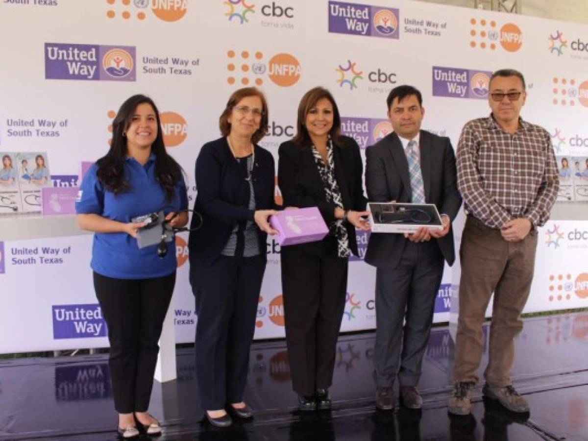 Colaboradores de cbc entregan equipo médico en Guatemala