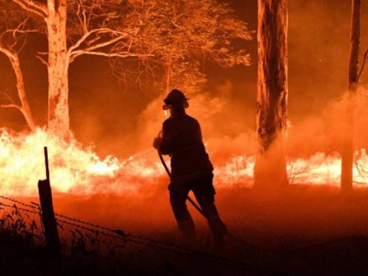 Australia: La intensa batalla para combatir el 'megaincendio' que se formó por la fusión de dos fuegos