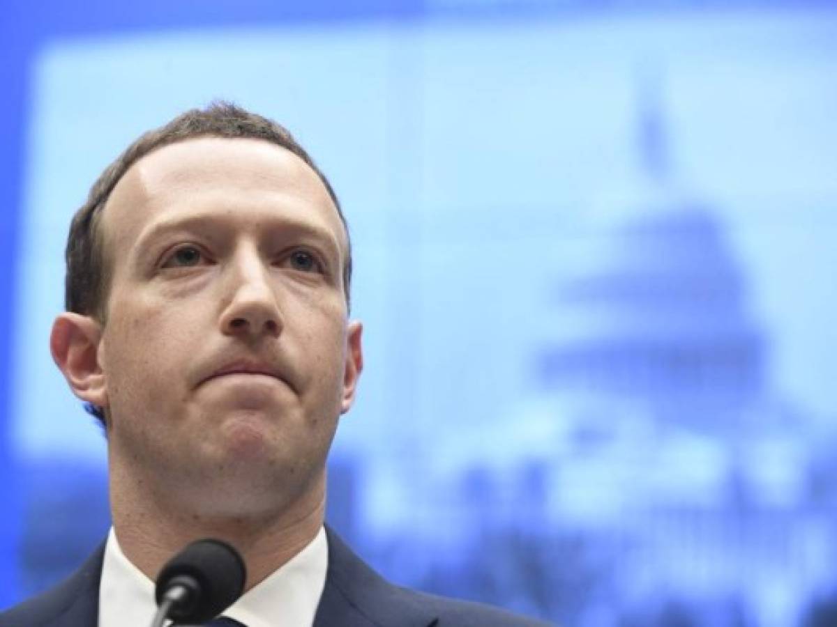 ¿Zuckerberg será obligado a dejar la dirección de Facebook?