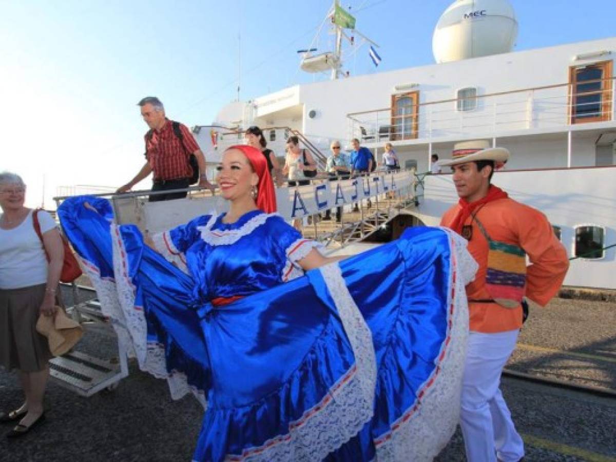 El Salvador recibe crucero de Reino Unido