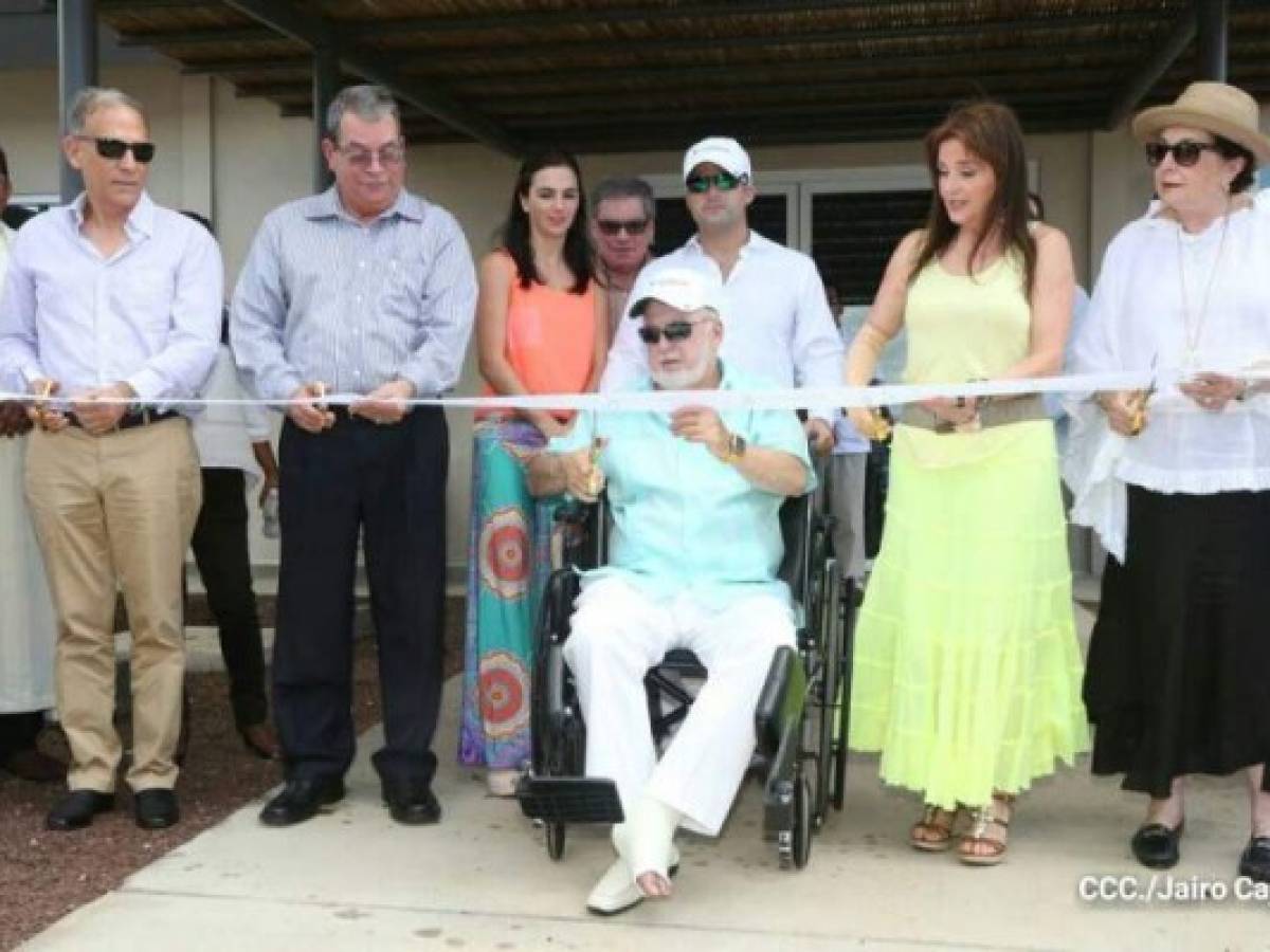 Carlos Pellas, al centro, junto a familiares e invitados especiales, entre ellos el Vicepresidente de Nicaragua, Omar Halleslevens, cortó la cinta inaugural.