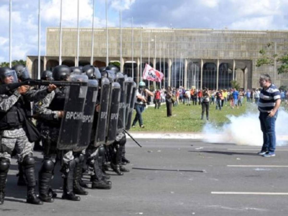 Militares custodian Brasilia, mientras crece presión para salida de Temer