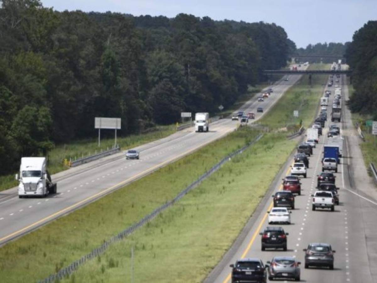 Residents drive north (R) on Interstate Highway 55 near Magnolia, Mississippi, as they evacuate away from New Orleans on August 28, 2021, before the arrival of Hurricane Ida. - Authorities in Louisiana and elsewhere on the US Gulf Coast issued increasingly dire sounding warnings Saturday as Hurricane Ida, a storm expected to pack powerful 130mph (209kph) winds, moved with unexpected speed toward the New Orleans area. (Photo by Patrick T. FALLON / AFP)