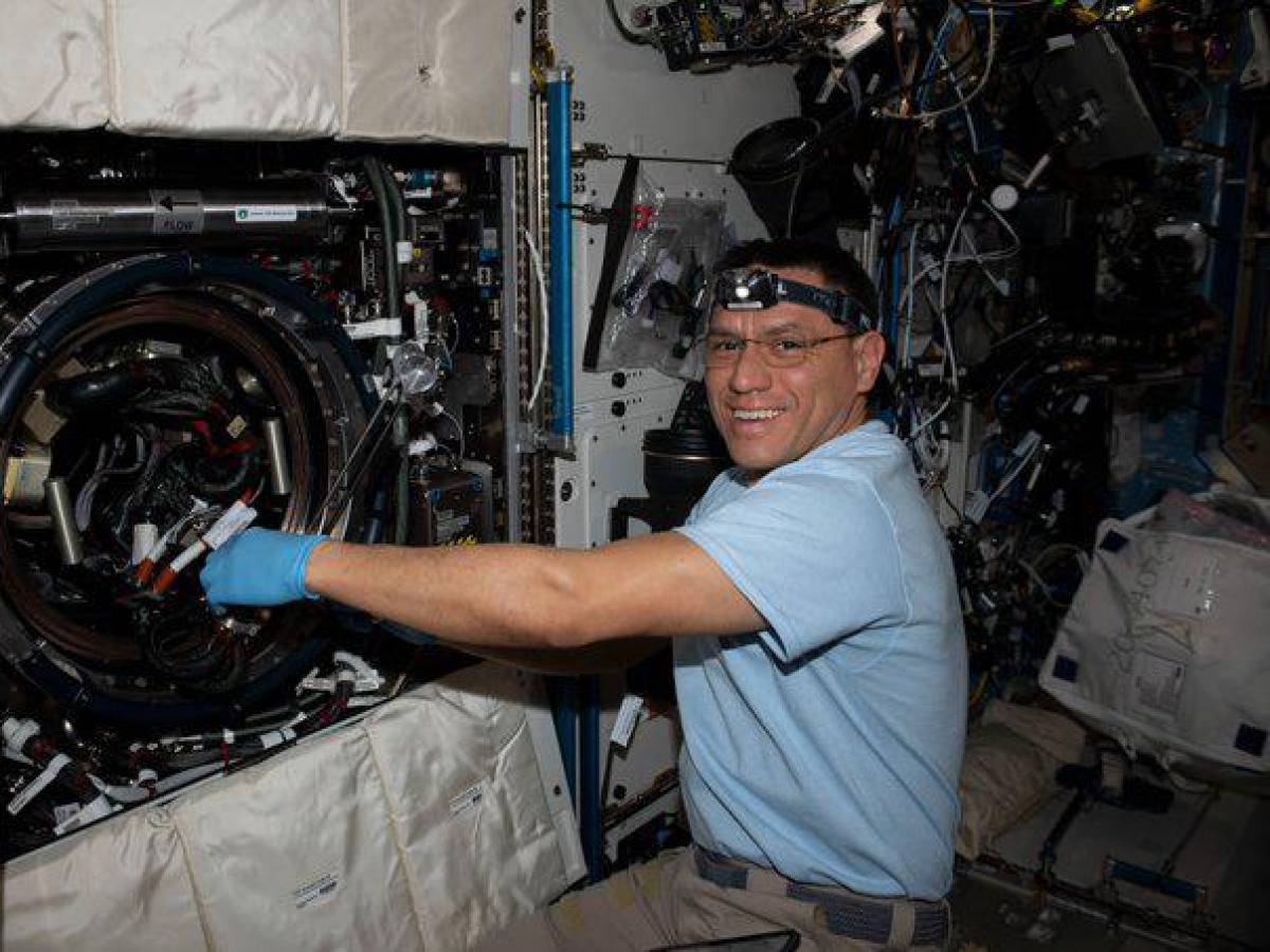 Se hablará español en la Luna y en Marte, pronostica astronauta latino Frank Rubio