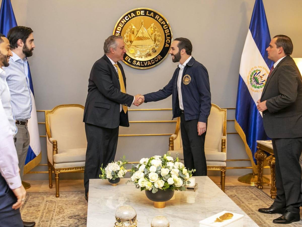 El Salvador: Bukele se reúne con inversionistas para comprometerse a pagar créditos