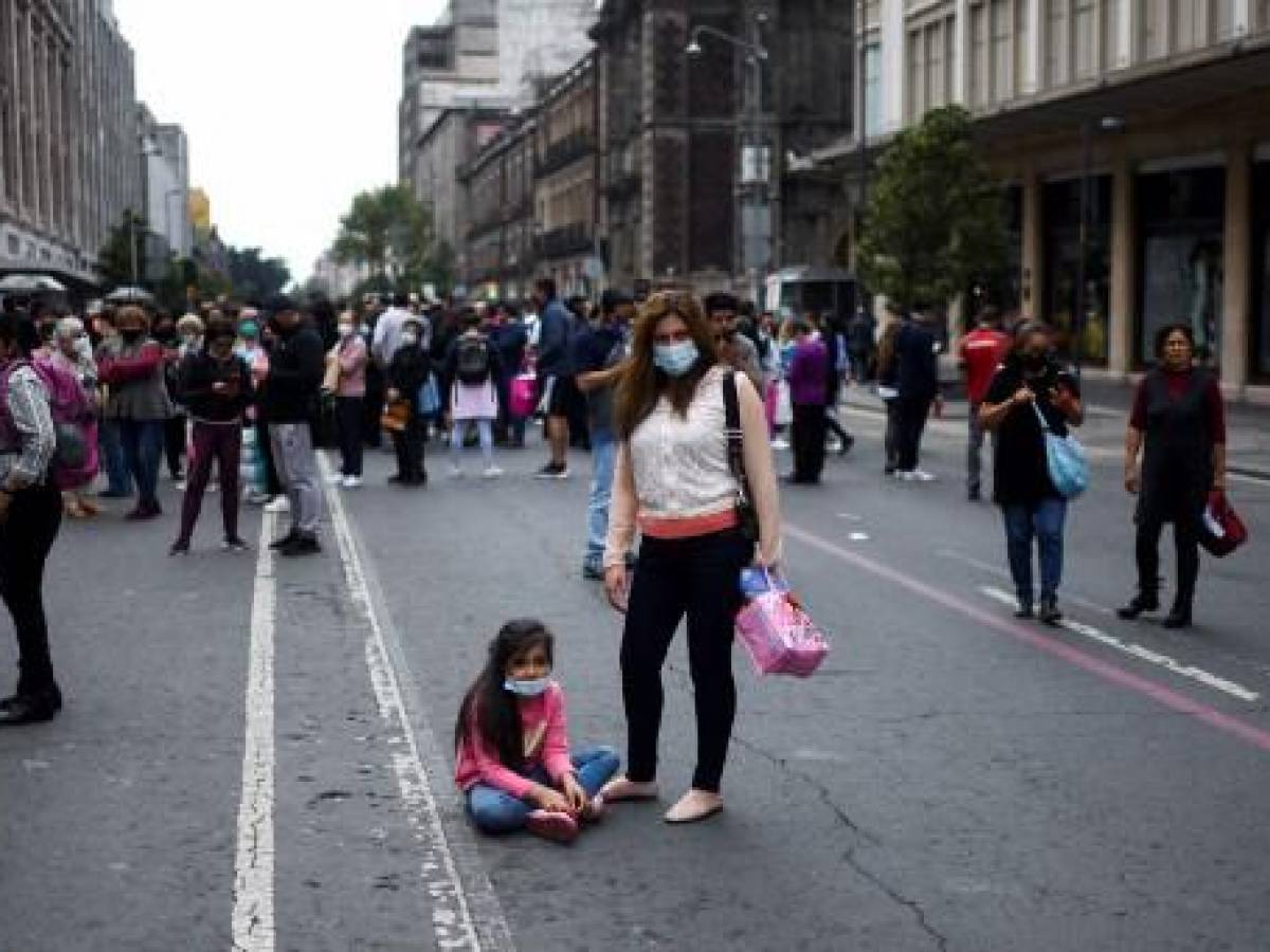 La gente permanece en las calles después de un terremoto en la Ciudad de México el 19 de septiembre de 2022. - Un terremoto de magnitud 6.8 sacudió el oeste de México el lunes, sacudiendo edificios en la Ciudad de México en el aniversario de dos grandes temblores en 1985 y 2017, dijeron sismólogos. (Foto de Pedro PARDO / AFP)