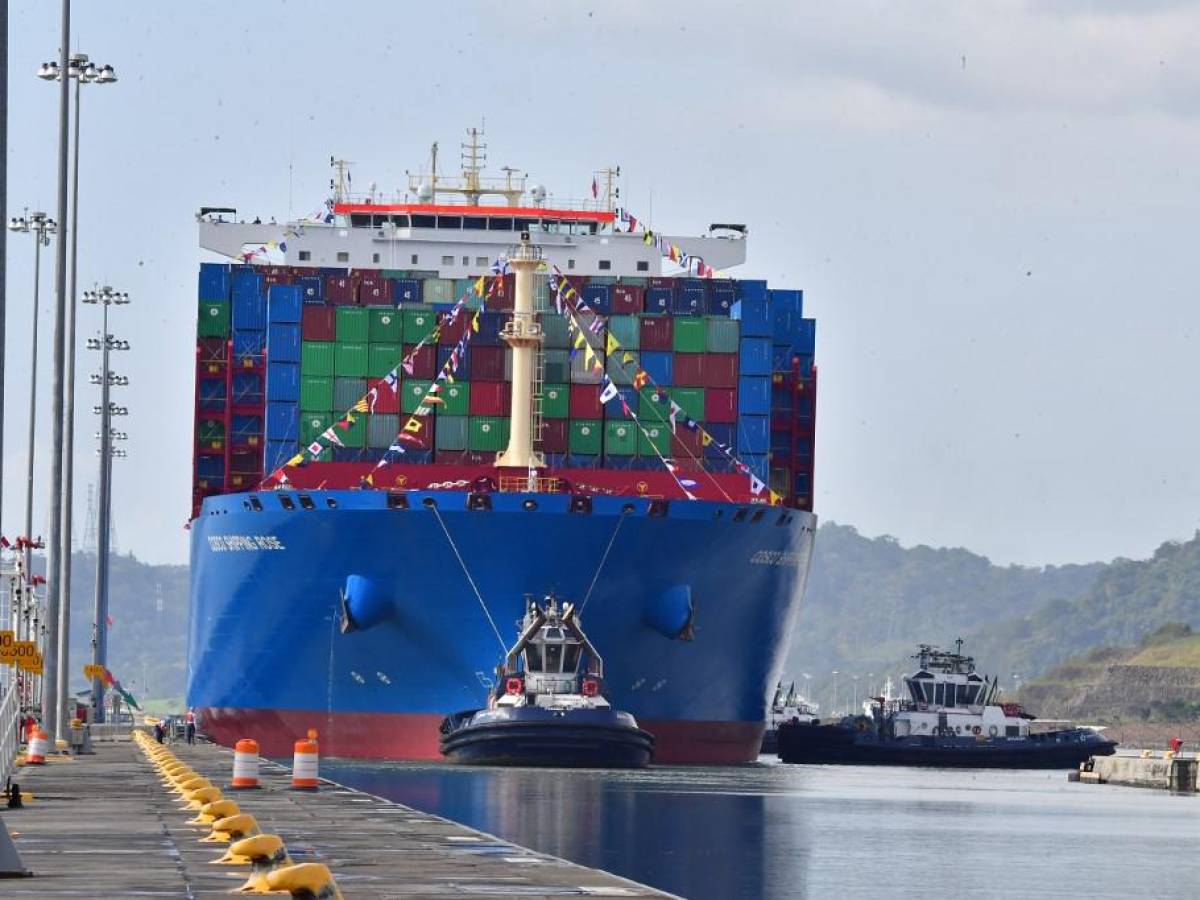 Canal de Panamá bate récord en tránsito de buques en 2022