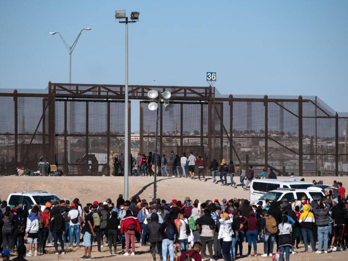 Unos 1.000 migrantes cruzaron de México a EEUU luego de tragedia en Ciudad Juárez