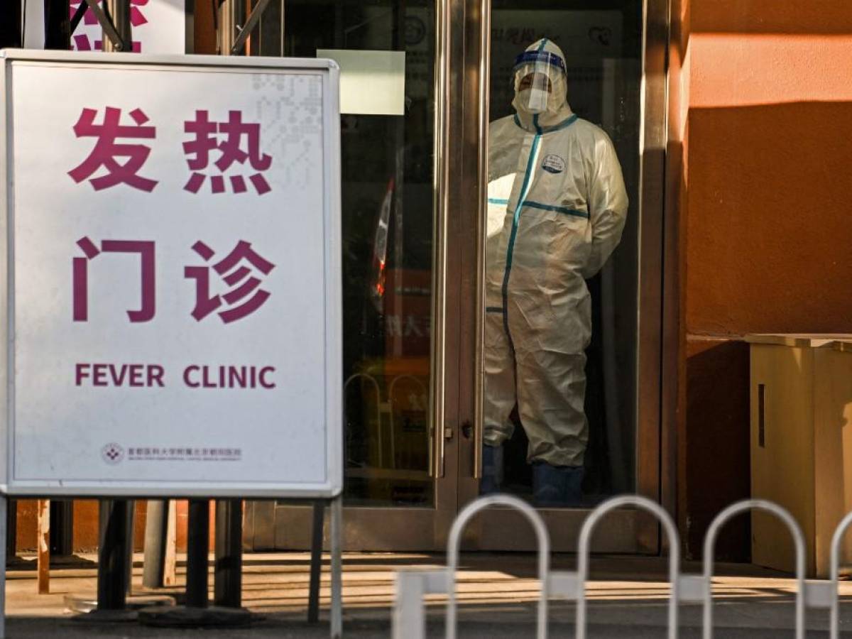 China vive la peor ola de COVID, médicos contagiados tratan pacientes