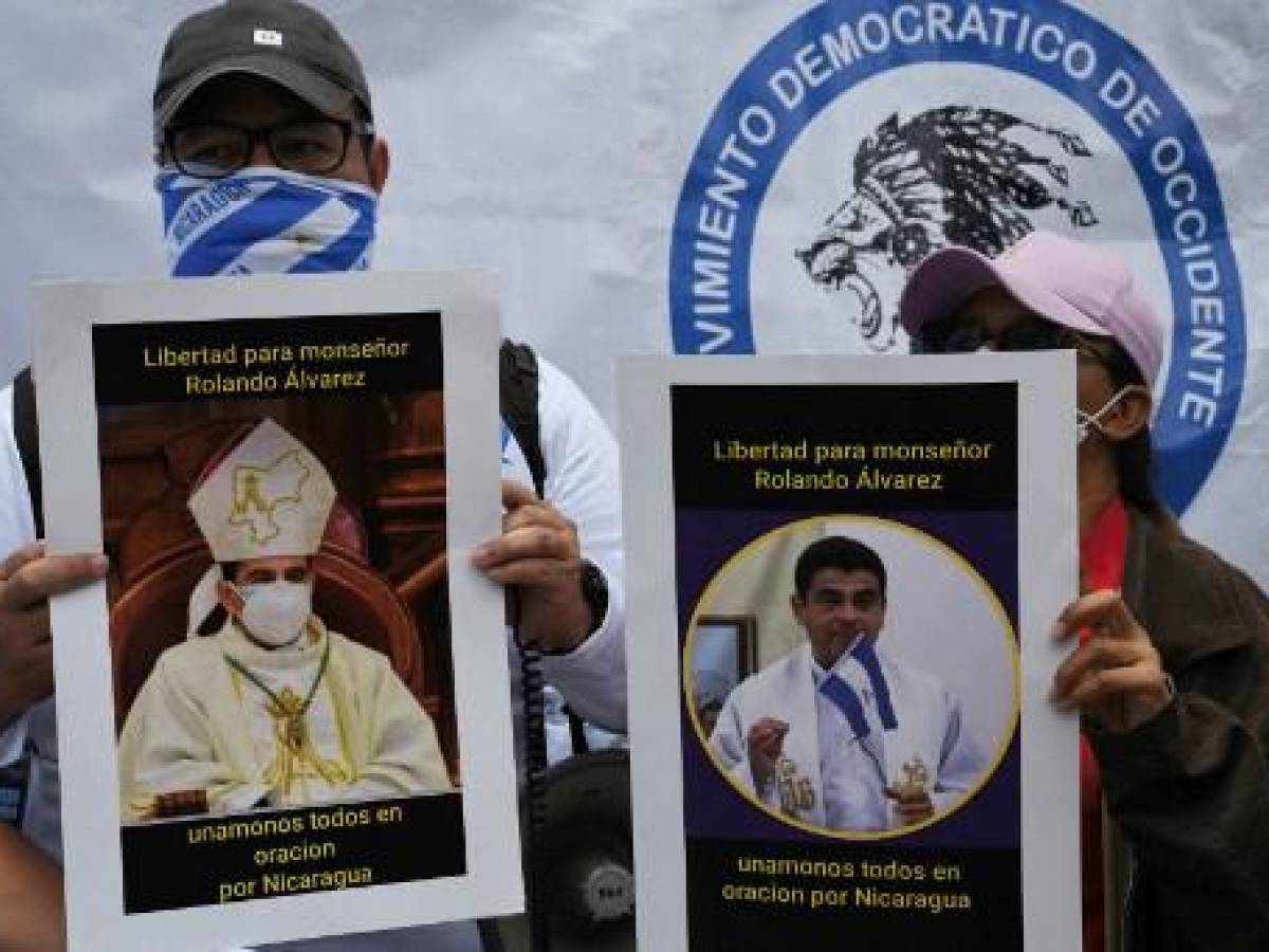 Obispo nicaragüense sigue bajo arresto domiciliario