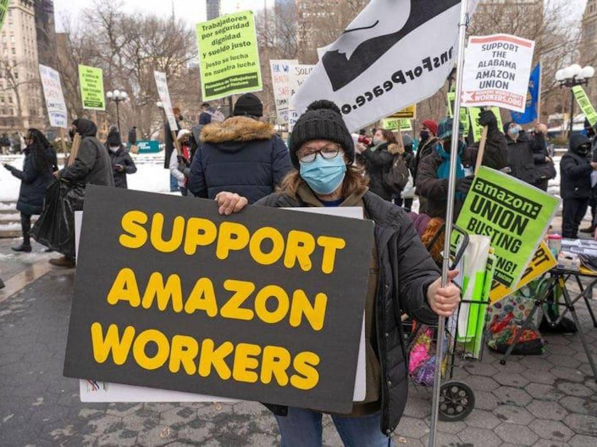 Empleados de Amazon votan contra propuesta de formar sindicato en un almacén