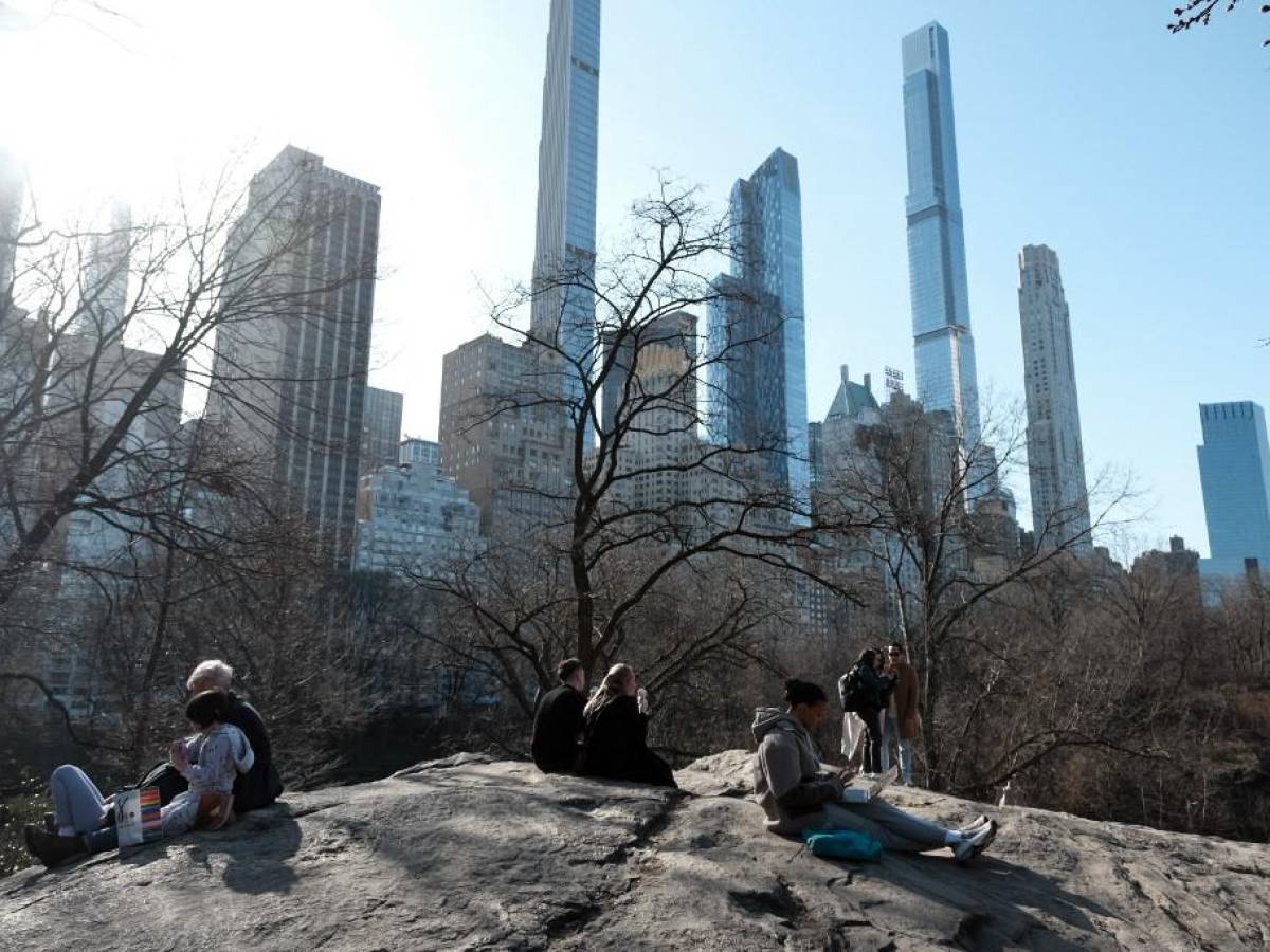 Nueva York registra su mayor nevada en un invierno inusualmente templado