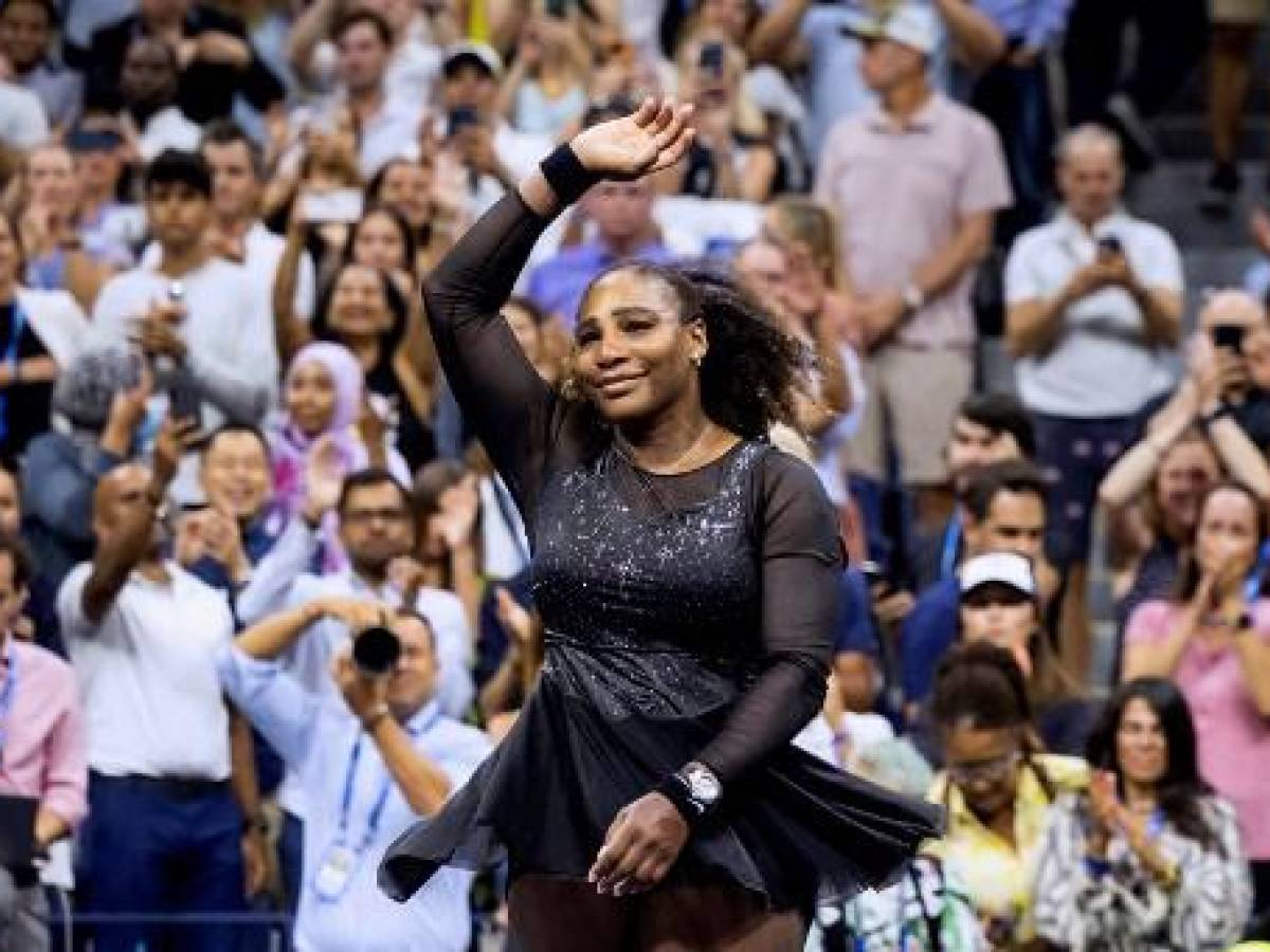 La estadounidense Serena Williams saluda a la audiencia después de perder contra la australiana Ajla Tomljanovic durante su partido de la tercera ronda de singles femeninos del torneo US Open Tennis de 2022 en el Centro Nacional de Tenis Billie Jean King de la USTA en Nueva York, el 2 de septiembre de 2022. (Foto de COREY SIPKIN / AFP)