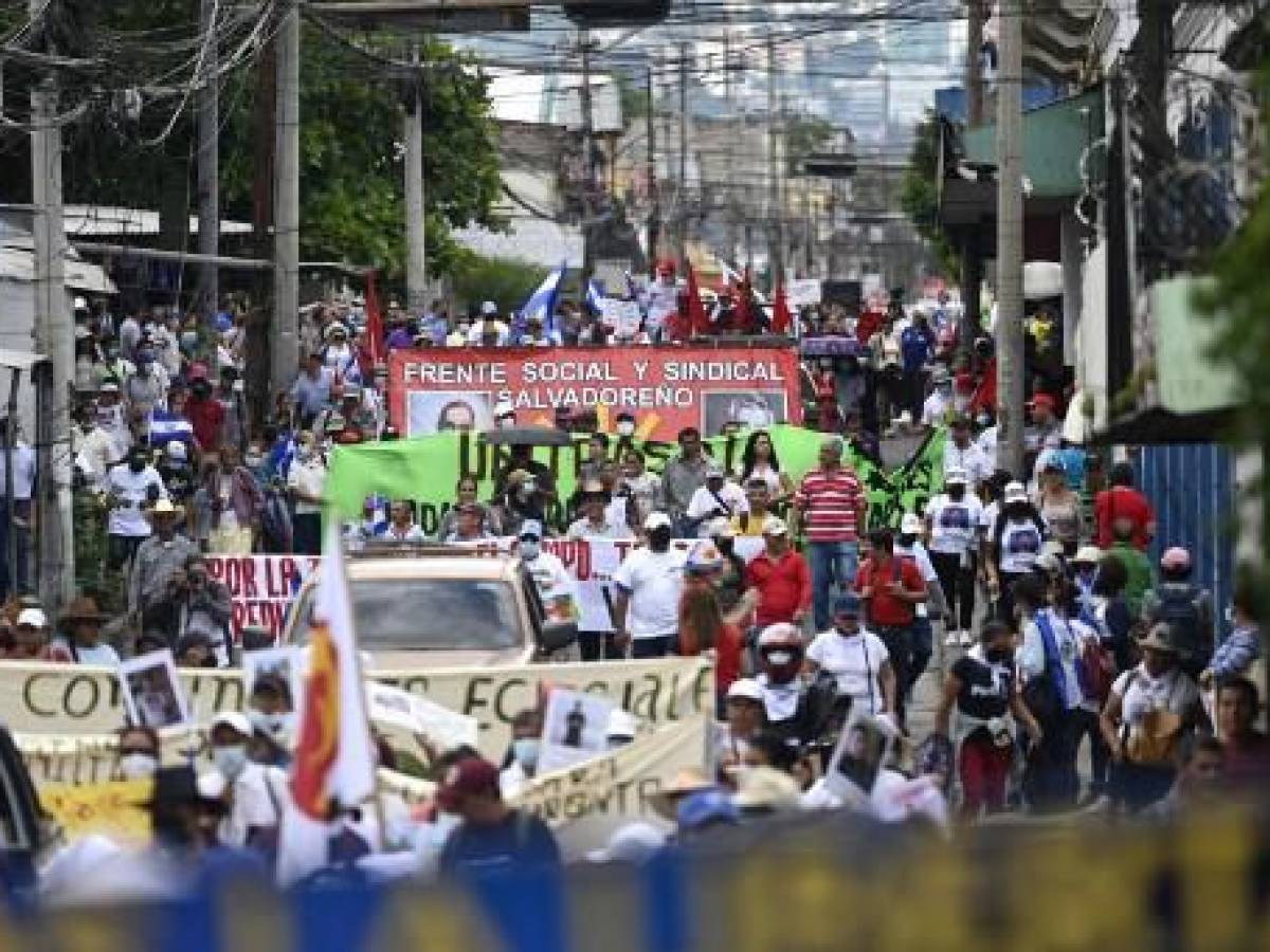 Salvadoreños conmemoran Independencia entre desfiles y protestas