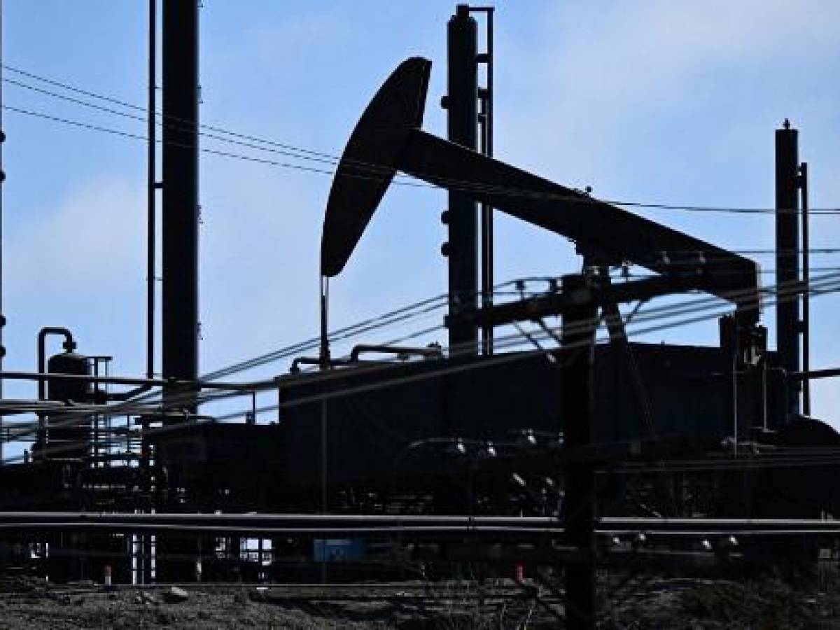 Petróleo cae a pesar de recortes de producción de Arabia Saudita y Rusia