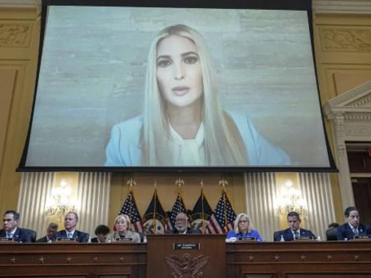WASHINGTON, DC - 9 DE JUNIO: Ivanka Trump, la hija del presidente Donald Trump, aparece en una pantalla durante una audiencia del Comité Selecto para Investigar el Ataque del 6 de enero al Capitolio de EE. UU. (Images vía AFP)