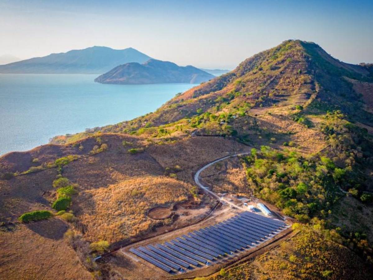 Instalan una granja solar en paradisíaca isla del Golfo de Fonseca