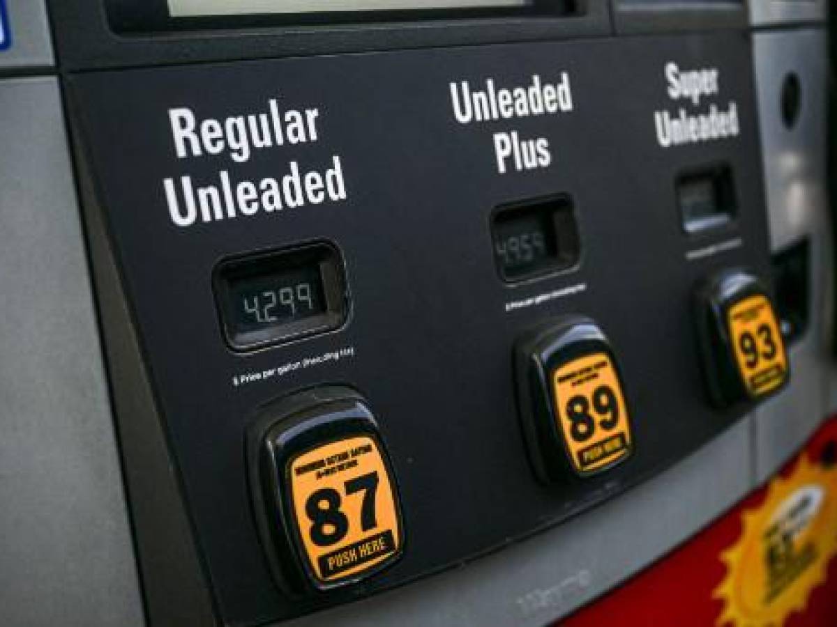 EEUU: Precio de la gasolina baja, un respiro para Joe Biden