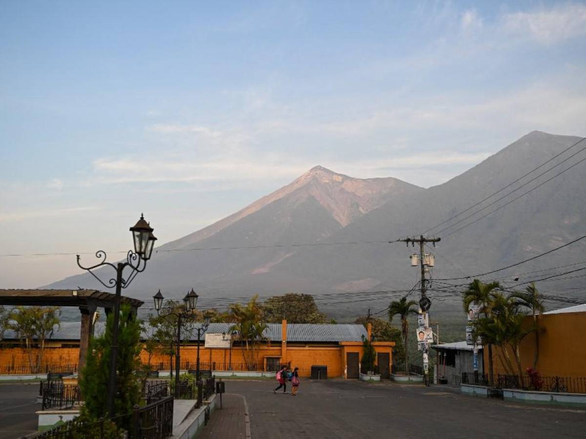 Evacuados retornan a poblados tras erupción de volcán en Guatemala