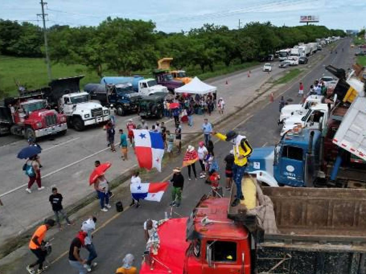 Panameños continúan con protestas, cierran vías y se agudiza el desabastecimiento