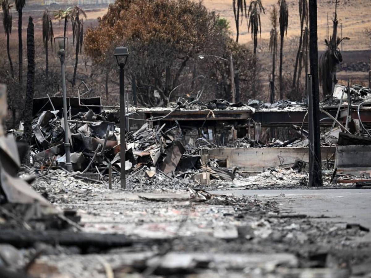 Autoridades cifran en al menos 1.100 los desaparecidos por incendios en Hawái