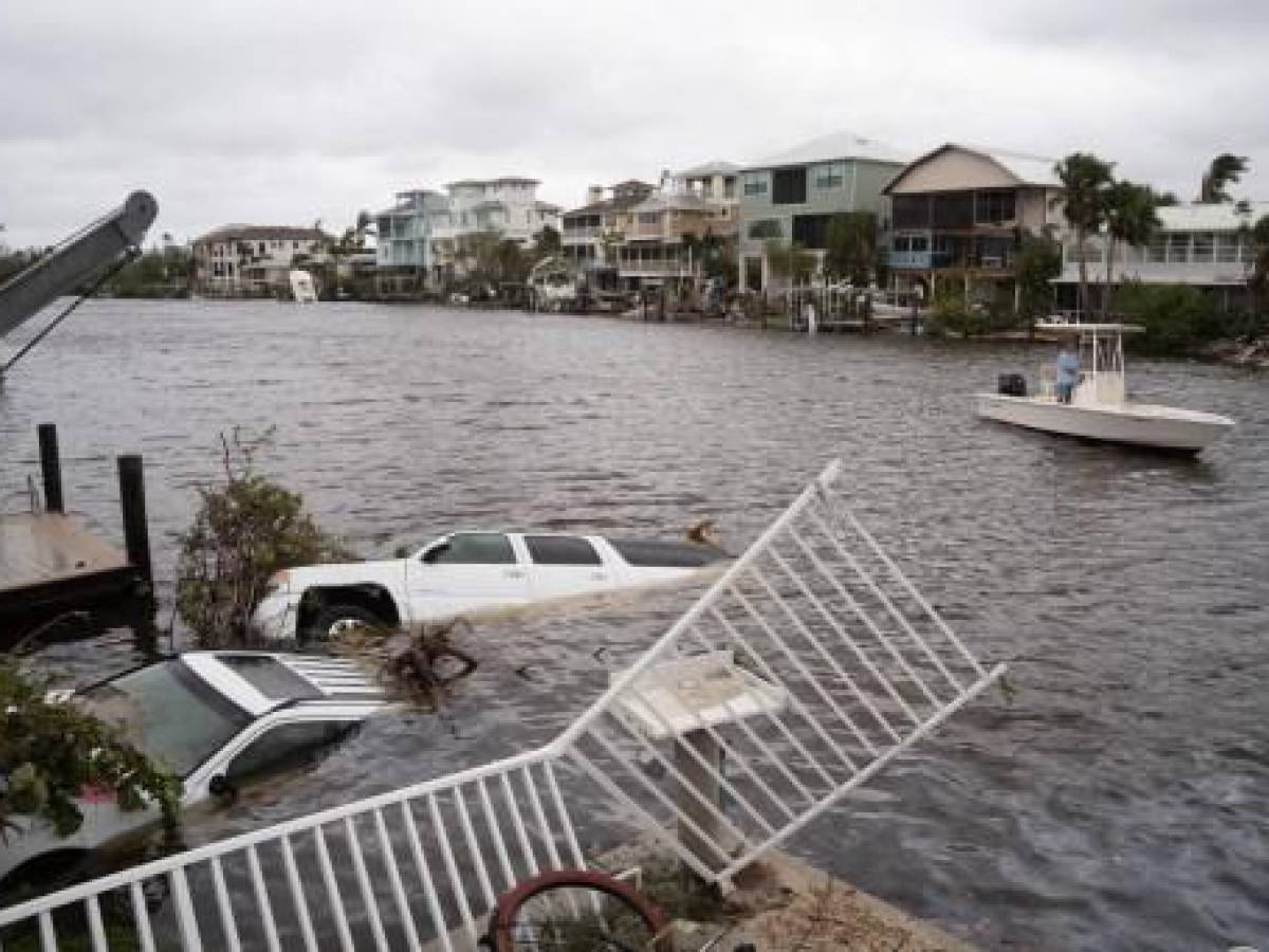 BONITA SPRINGS, FL - 29 DE SEPTIEMBRE: Los vehículos flotan en el agua después del huracán Ian el 29 de septiembre de 2022 en Bonita Springs, Florida. El huracán Ian trajo fuertes vientos, marejadas ciclónicas y lluvias al área causando graves daños. Sean Rayford/Getty Images/AFP (Foto de Sean Rayford/GETTY IMAGES NORTH AMERICA/Getty Images vía AFP)