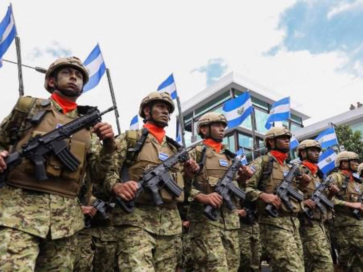 Salvadoreños conmemoran Independencia entre desfiles y protestas