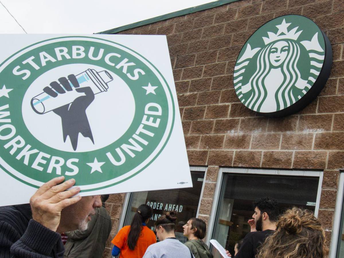 Empleados de Starbucks realizan huelga en más de 100 tiendas de EEUU