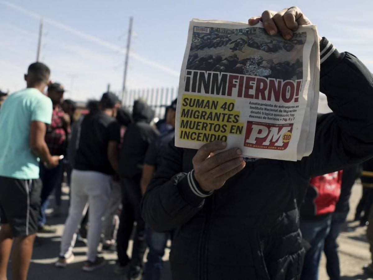 Desgarradores relatos de migrantes tras incendio en centro de detención: No somos perros