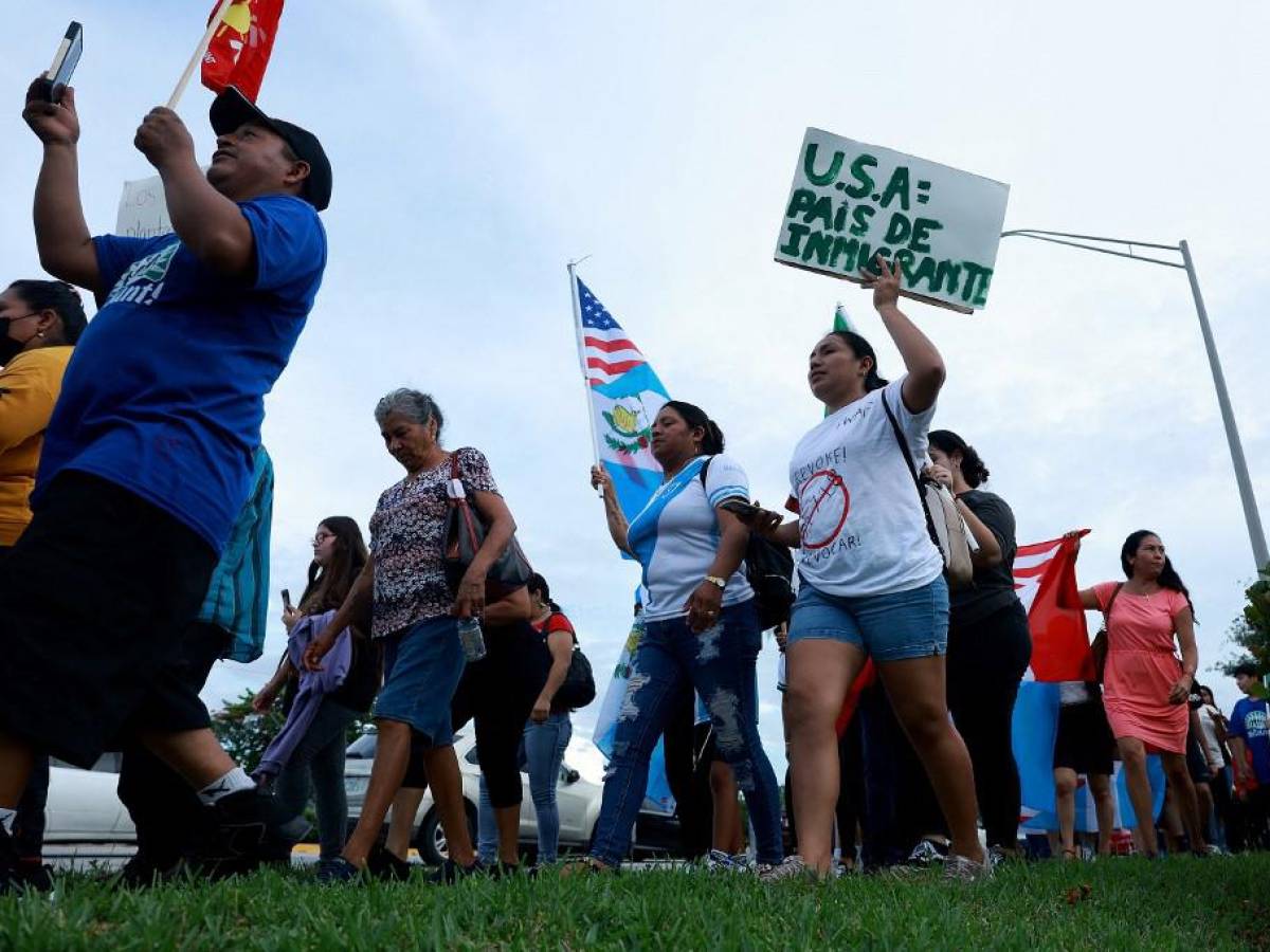 Ley migratoria de DeSantis en Florida recibe primera demanda por discriminación