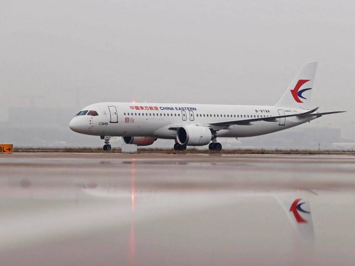 China entrega primer avión de pasajeros de fabricación propia, busca competir con Boeing y Airbus