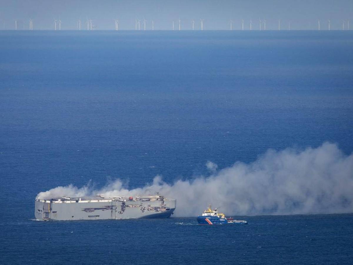 Un auto eléctrico posible causa de incendio de carguero frente a costas de Países Bajos