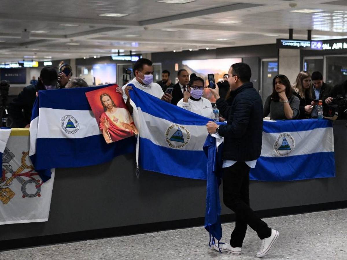 Desterrados de Nicaragua denuncian que régimen de Ortega intimida y asedia a sus familiares