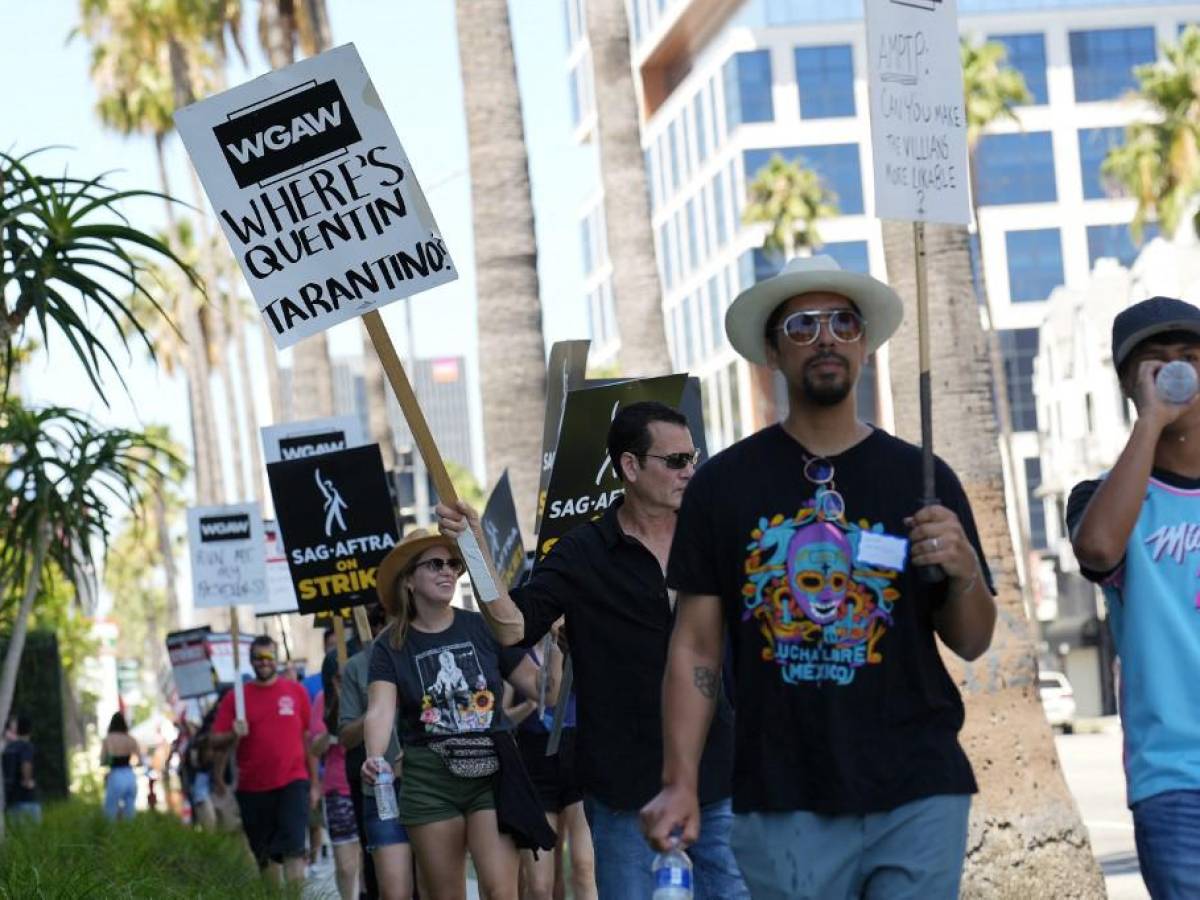 La doble huelga en Hollywood pone contra las cuerdas al comercio de California