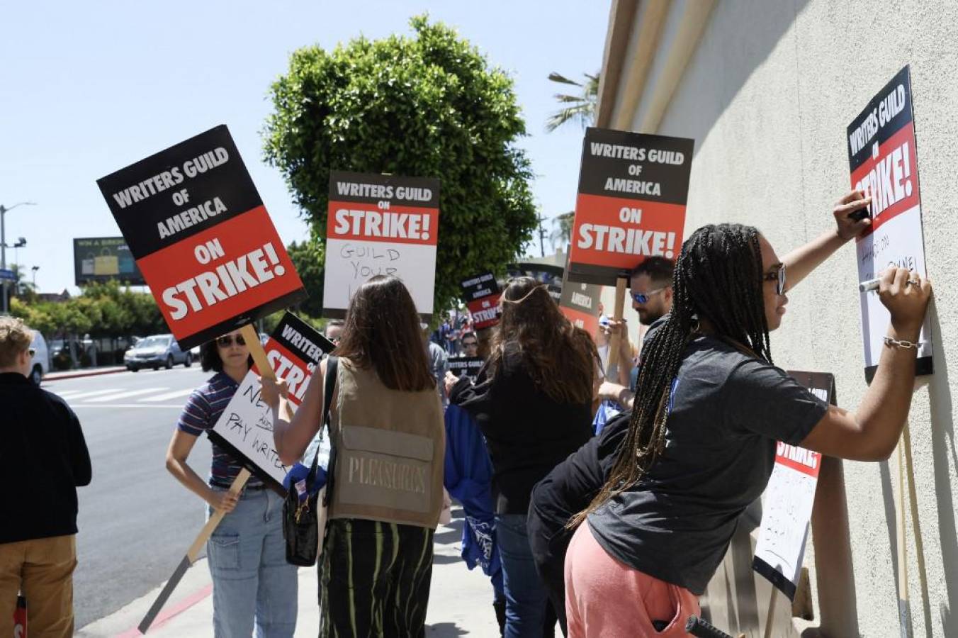 Guionistas de Hollywood en huelga, atrasos en series y películas a la vista