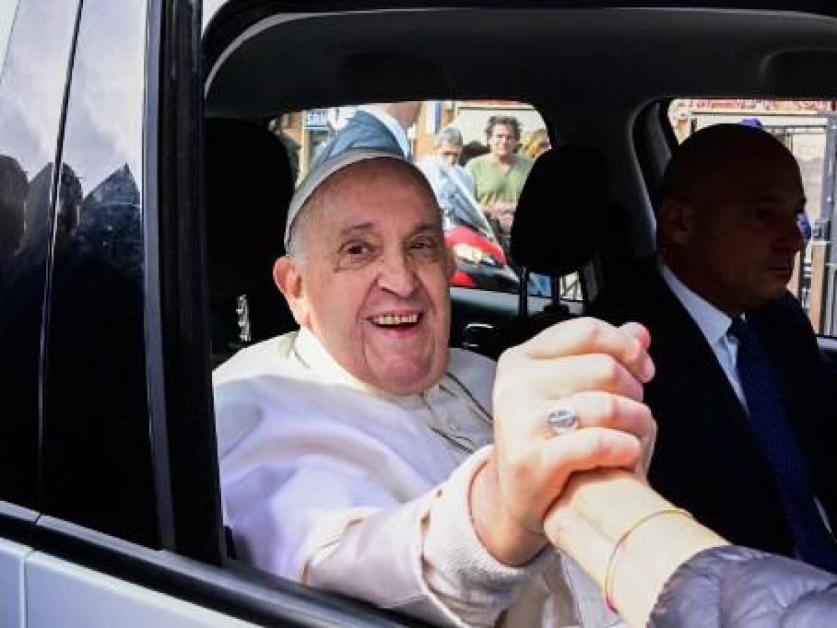 ‘Aún estoy vivo’, dice el papa Francisco tras salir sonriendo del hospital