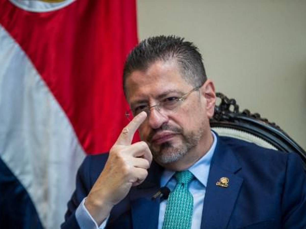 Opiniones positivas sobre Presidente de Costa Rica caen por proyecto de reforma fiscal