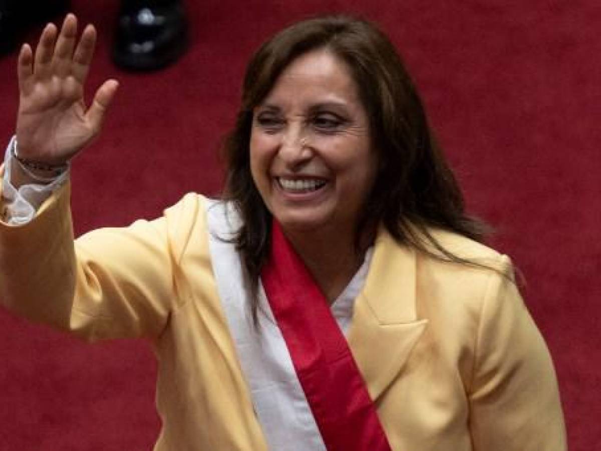 Vicepresidenta Dina Boluarte asume el mando en Perú