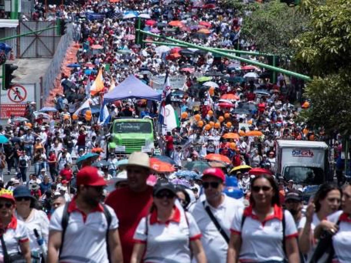 Miles de personas protestan en Costa Rica en defensa de la educación pública