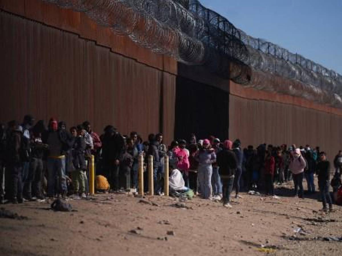 Estiman llegada de miles de migrantes con fin de restricción en EEUU