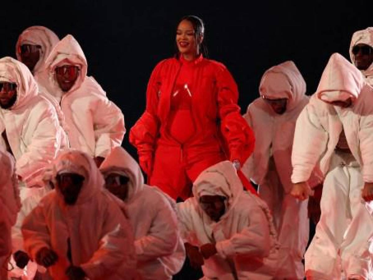 Rihanna deslumbra en el show del medio tiempo del Super Bowl