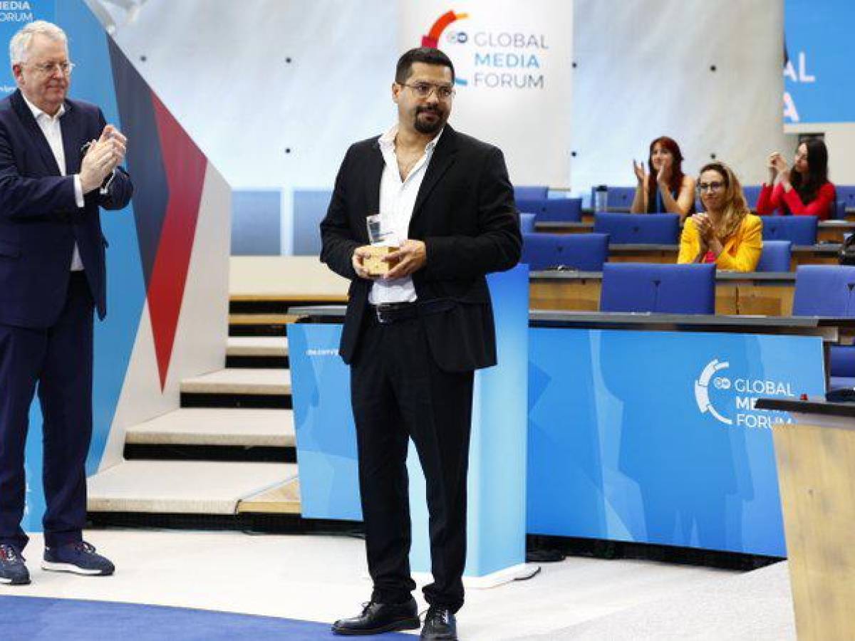 Periodista salvadoreño recibe Premio a la Libertad de Expresión