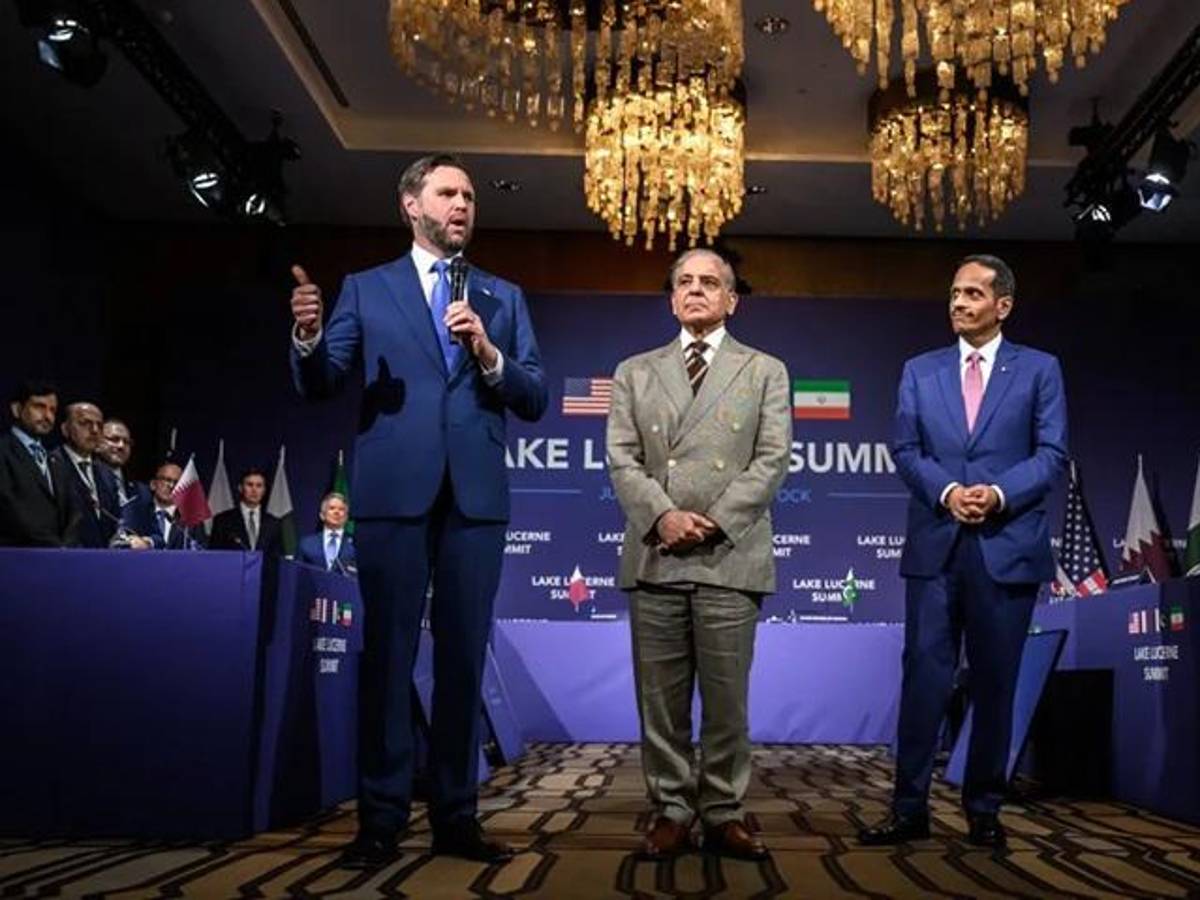 (I-D) El vicepresidente de EE.UU., JD Vance, el primer ministro de Pakistán, Shehbaz Sharif, y el primer ministro de Qatar, el jeque Mohammed bin Abdulrahman bin Jassim al-Thani, este domingo en Bürgenstock, Suiza. EFE/EPA/Fabrice Coffrini / POOL