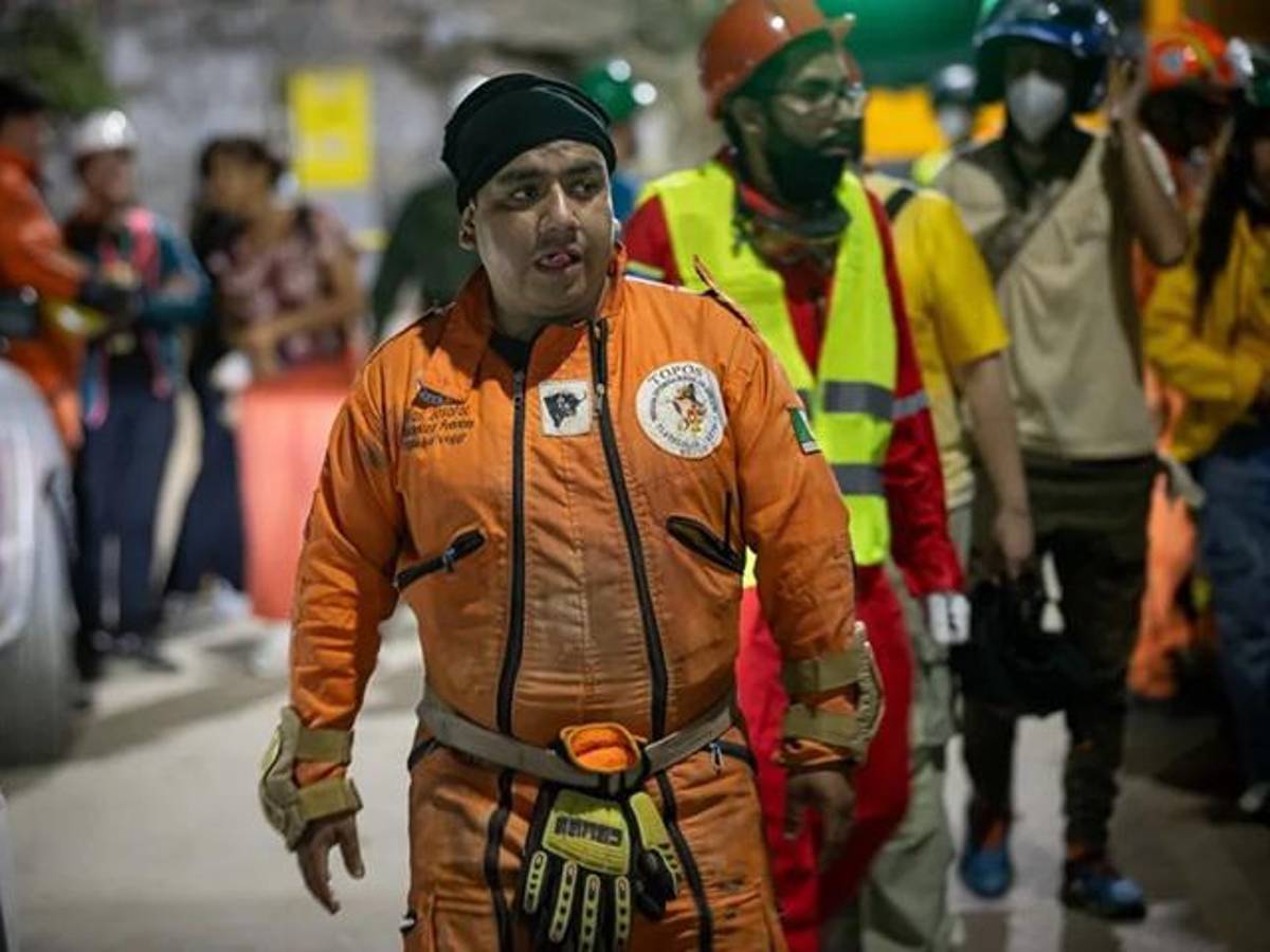 Fotografía de un rescatista de Topos Aztecas de México trabajando en un edificio afectado por los terremotos, en Caracas (Venezuela). EFE/ Ronald Peña R.