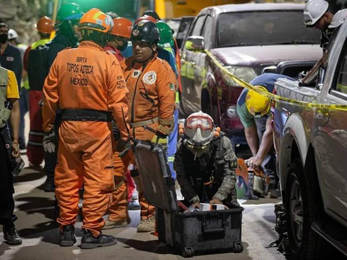 Rescatistas de los Topos Aztecas de México trabajan en un edificio afectado por los terremotos, en Caracas (Venezuela). EFE/ Ronald Peña R